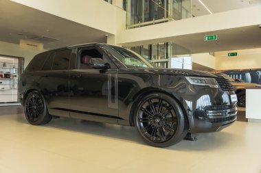 Almaty, Kazakistan - 29 Mayıs 2025: Range Rover 2024 sergi salonunda. Birinci sınıf SUV.                               