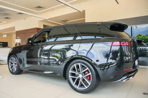 Almaty, Kazakistan - 29 Mayıs 2025: Range Rover Sport sergi salonunda. Birinci sınıf SUV.                               