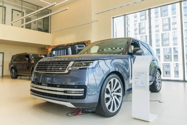 Almaty, Kazakistan - 29 Mayıs 2025: New Range Rover sergi salonunda. Birinci sınıf SUV.                     
