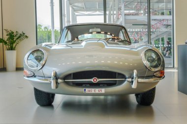 Almaty, Kazakistan - 29 Mayıs 2025: Jaguar E-Type 1. Retro spor araba                              