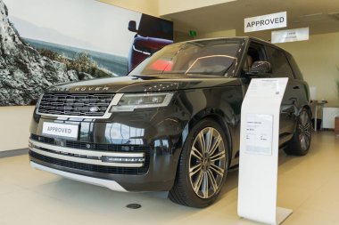 Almaty, Kazakistan - 29 Mayıs 2025: Range Rover 2022 sergi salonunda. Birinci sınıf SUV.                            