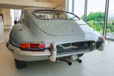 Almaty, Kazakistan - 29 Mayıs 2025: Galeride Jaguar E-Type 1 serisinin arka bölümü. Retro spor araba                             