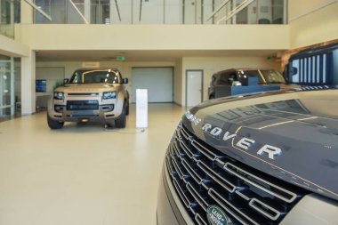 Almaty, Kazakistan - 29 Mayıs 2025: Land Rover galerisindeki kaputun üzerindeki Range Rover amblemi. Birinci sınıf SUV.                          