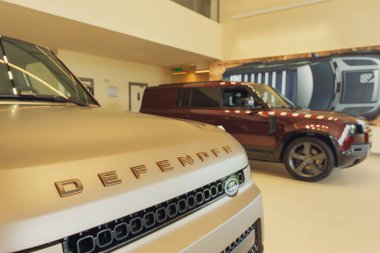 Almaty, Kazakistan - 29 Mayıs 2025: Land Rover galerisindeki kaputun savunma amblemi. Birinci sınıf SUV.                     