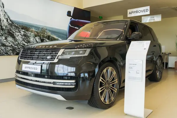 Almaty, Kazakistan - 29 Mayıs 2025: Range Rover 2022 sergi salonunda. Birinci sınıf SUV.                            