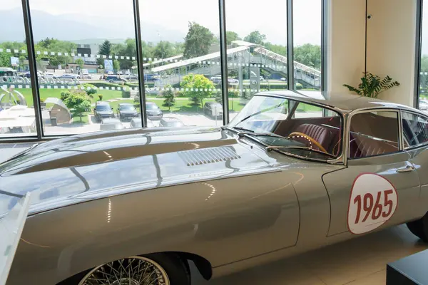 Almaty, Kazakistan - 29 Mayıs 2025: Jaguar E-Type Serisi 1, serginin ikinci katında. Spor retro araba.                     