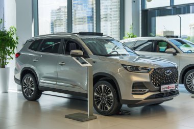 Almatı, Kazakistan - 29 Mayıs 2025: Chery Tiggo 8 Pro Max sergi salonunda. Çinli otomobil imalat şirketi.                         