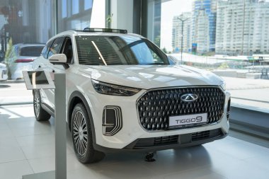 Almatı, Kazakistan - 29 Mayıs 2025: Chery Tiggo 9 beyaz sergi salonunda. Çinli otomobil imalat şirketi.                         