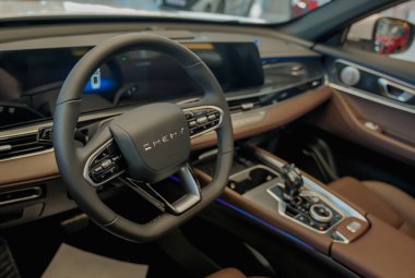 Almaty, Kazakistan - 29 Mayıs 2025: Chery Tiggo 'nun deri kaplama direksiyonu. Çinli otomobil imalat şirketi.                            