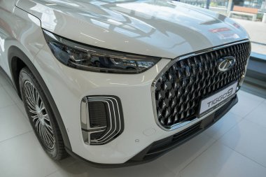 Almatı, Kazakistan - 29 Mayıs 2025: sergi salonunda yeni Chery Tiggo 9 'un önünde. Çinli otomobil üreticisi                               
