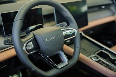 Almaty, Kazakistan - 29 Mayıs 2025: Chery Tiggo 'da direksiyon. Çinli otomobil imalat şirketi.                               