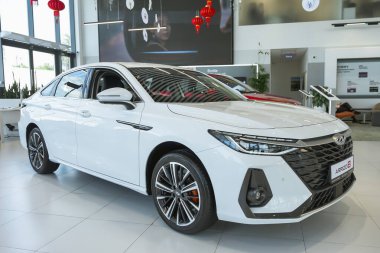 Almaty, Kazakistan - 29 Mayıs 2025: Chery Arizzo 8 beyaz sergi salonunda. Çinli otomobil imalat şirketi.                       