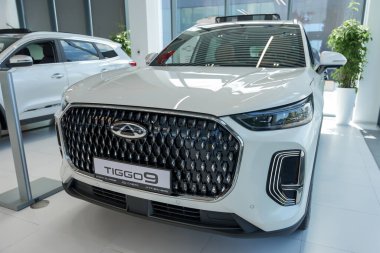 Almatı, Kazakistan - 29 Mayıs 2025: Yeni Chery Tiggo 9 sergi salonunda. Çinli otomobil imalat şirketi.                             