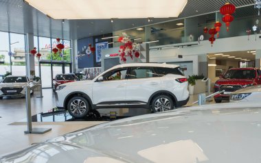 Almaty, Kazakistan - 29 Mayıs 2025: bir Chery galerisinde. Çinli otomobil üreticisi                               