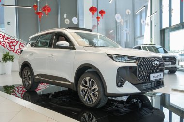 Almatı, Kazakistan - 29 Mayıs 2025: Chery Tiggo 7 beyaz sergi salonunda. Çinli otomobil imalat şirketi.                        