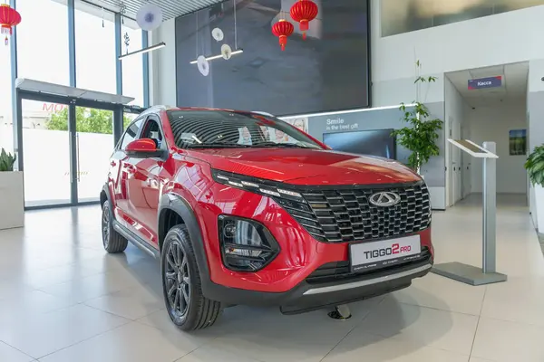 Almaty, Kazakistan - 29 Mayıs 2025: Chery Tiggo 2 profesyonel kırmızı renk sergi salonunda. Çinli otomobil imalat şirketi.