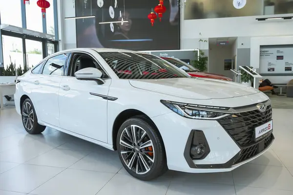 Almaty, Kazakistan - 29 Mayıs 2025: Chery Arizzo 8 beyaz sergi salonunda. Çinli otomobil imalat şirketi.                       