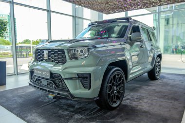 Almaty, Kazakistan - 29 Mayıs 2025: 700 numaralı tank sergi salonunda. Çinli araba markası                          
