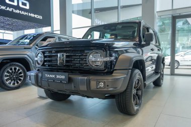 Almaty, Kazakistan - 29 Mayıs 2025: Black Tank 300 sergi salonunda. Çinli araba markası                        