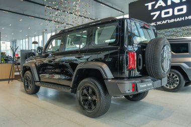 Almatı, Kazakistan - 29 Mayıs 2025: 300 numaralı tankın arkasında sergi salonunda. Çinli araba markası                 