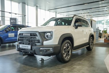 Almaty, Kazakistan - 29 Mayıs 2025: bir araba galerisinde White Haval Dargo X. Çinli araba markası              