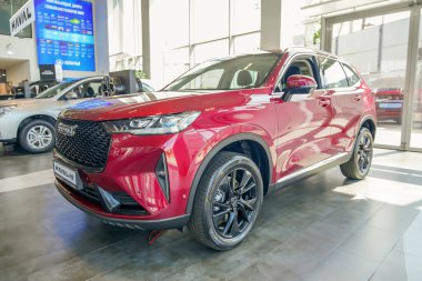 Almaty, Kazakistan - 29 Mayıs 2025: Haval H6 sergi salonunda. Çinli araba markası                     