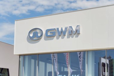 Almaty, Kazakistan - 29 Mayıs 2025: Bir araba galerisinin ön cephesindeki GWM logosu. Çinli bir özel otomobil imalat şirketi.                       