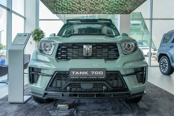 Almaty, Kazakistan - 29 Mayıs 2025: 700 numaralı tankın önünde sergi salonunda. Çinli araba markası                       