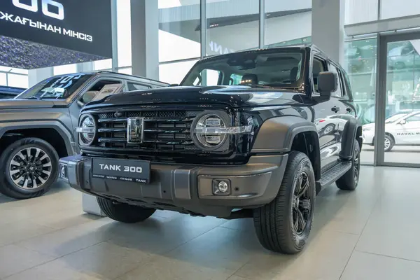 Almaty, Kazakistan - 29 Mayıs 2025: Black Tank 300 sergi salonunda. Çinli araba markası                        