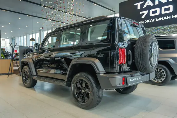 Almatı, Kazakistan - 29 Mayıs 2025: 300 numaralı tankın arkasında sergi salonunda. Çinli araba markası                 