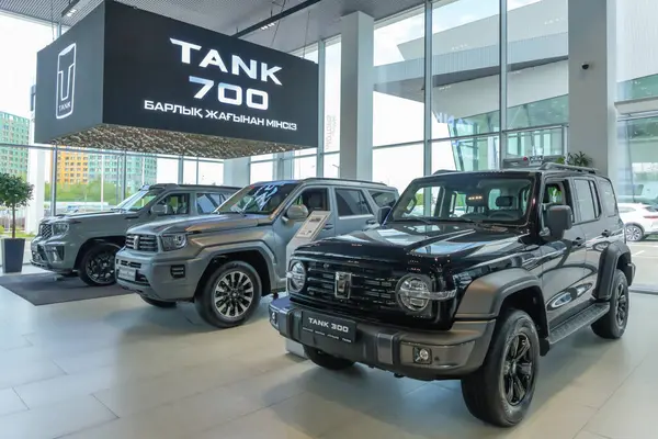 Almaty, Kazakistan - 29 Mayıs 2025: Tank araçları bir galeride sıraya dizildi. Çinli araba markası                        