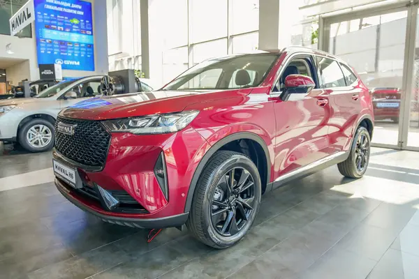 Almaty, Kazakistan - 29 Mayıs 2025: Haval H6 sergi salonunda. Çinli araba markası                     