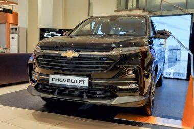 Almaty, Kazakistan - 11 Haziran 2025: Siyah Chevrolet Captiva sergi salonunda. Amerikan otomobil markası. Resmi bayilik.                    