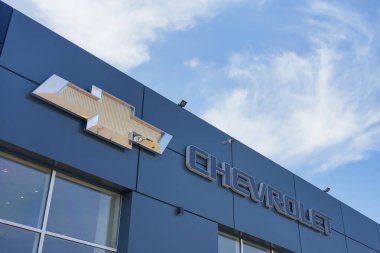 Almaty, Kazakistan - 11 Haziran 2025: Galeri binasına Amerikan otomobil markası Chevrolet 'nin amblemi. Yeni bir araba alıyorum.                               