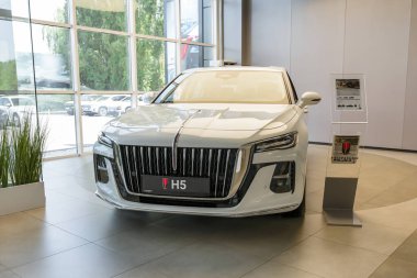 Almaty, Kazakistan - 11 Haziran 2025: beyaz araba Hongqi H5 sergi salonunda. Çinli otomobil üreticisi                          