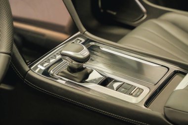 Almaty, Kazakistan - 11 Haziran 2025: Hongqi H5 arabasındaki vites kolu. Çinli otomobil üreticisi                           