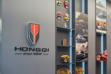 Almaty, Kazakistan - 11 Haziran 2025: araba galerisi duvarında Hongqi otomobil markası logosu. Çinli otomobil üreticisi                               