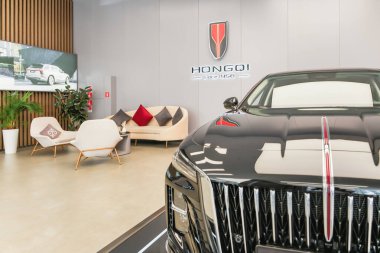 Almaty, Kazakistan - 11 Haziran 2025: bir galeride siyah Hongqi arabası. Çinli otomobil üreticisi                       