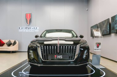 Almaty, Kazakistan - 11 Haziran 2025: Showroom 'da siyah Hongqi H5 arabasının önünde. Çinli otomobil üreticisi                          