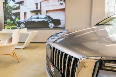 Almaty, Kazakistan - 11 Haziran 2025: bir galeride gümüş Hongqi arabası. Çinli otomobil üreticisi                       