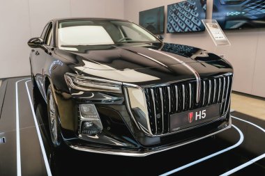Almaty, Kazakistan - 11 Haziran 2025: Galeride yeni Hongqi H5 arabası. Çinli otomobil üreticisi                           