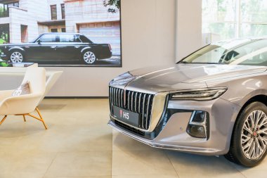 Almatı, Kazakistan - 11 Haziran 2025: sergi salonunda Hongqi H5 'in önü. Çinli otomobil üreticisi                          