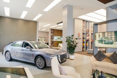 Almaty, Kazakistan - 11 Haziran 2025 Hongqi araba galerisinde. Çinli otomobil üreticisi                            