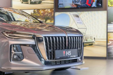 Almaty, Kazakistan - 11 Haziran 2025: Bir bayilikte yeni Hongqi H5 'in önü. Çinli otomobil üreticisi                           