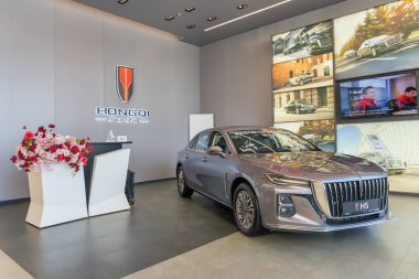 Almaty, Kazakistan - 11 Haziran 2025: Hongqi H5 arabası, otomobil bayiliğinin resepsiyon masasının yanında. Çinli otomobil üreticisi                          
