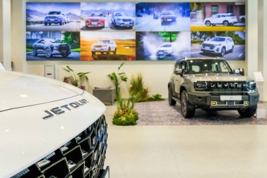 Almaty, Kazakistan - 11 Haziran 2025: galeride bir arabanın kaputundaki Jetour amblemi. Çinli otomobil üreticisi            