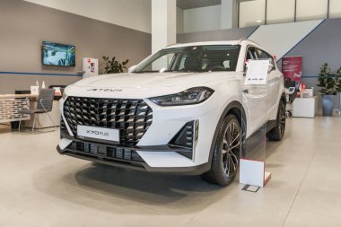 Almaty, Kazakistan - 11 Haziran 2025: Beyaz Jetour X70 Plus arabası bir sergi salonunda. Çinli otomobil üreticisi                            