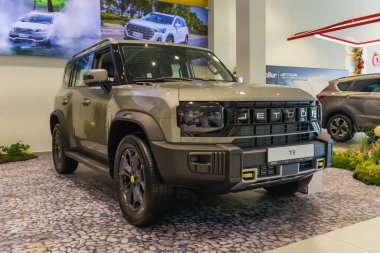 Almaty, Kazakistan - 11 Haziran 2025: Yeni Jetour T2 arabası bir sergi salonunda. Çinli otomobil üreticisi                           