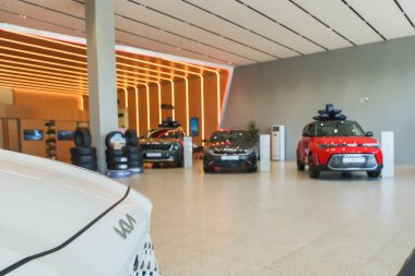 Almaty, Kazakistan - 11 Haziran 2025: sergi odasındaki arabada Kia logosu. Koreli araba üreticisi                         