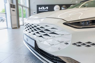 Almatı, Kazakistan - 11 Haziran 2025: Kia K8 beyaz arabasının önü. Koreli araba üreticisi                             